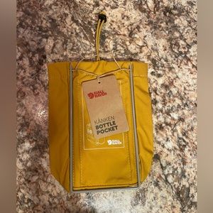 Mustard yellow FJALL RAVEN bottle pocket